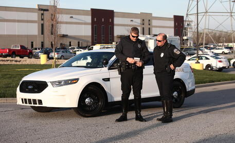 Agenti di polizia sul luogo della sparatoria a Greenwood, in Indiana © ANSA