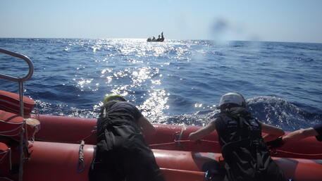 Migranti: Sos Mediterranee, accorsi per salvare 87 persone © ANSA