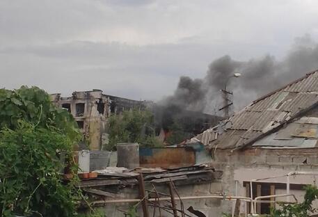 Ucraina, case in fiamme dopo i bombardamenti © ANSA
