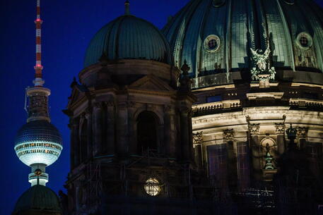 L'illuminazione di molti edifici pubblici a Berlino è stata annullata per risparmiare sui costi energetici. © EPA