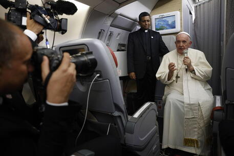 Il Papa sull'aereo che lo ha riportato in Italia dal Canada © EPA
