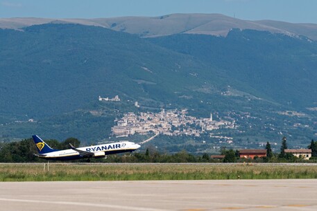 Discover Fade out shot Decollati da Perugia nuovi voli per Vienna - Umbria - ANSA.it
