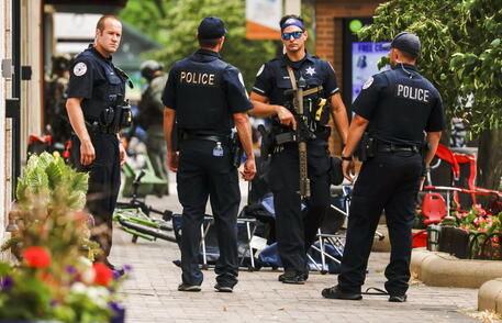 Polizia statunitense in azione dopo una sparatoria © EPA