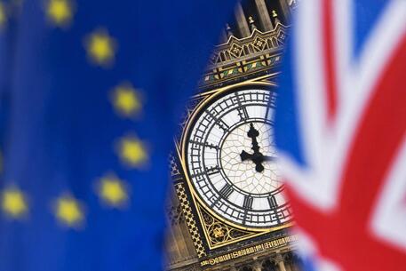 La bandiera dell'Unione europea e quella britannica, sullo sfondo il Big Ben © EPA