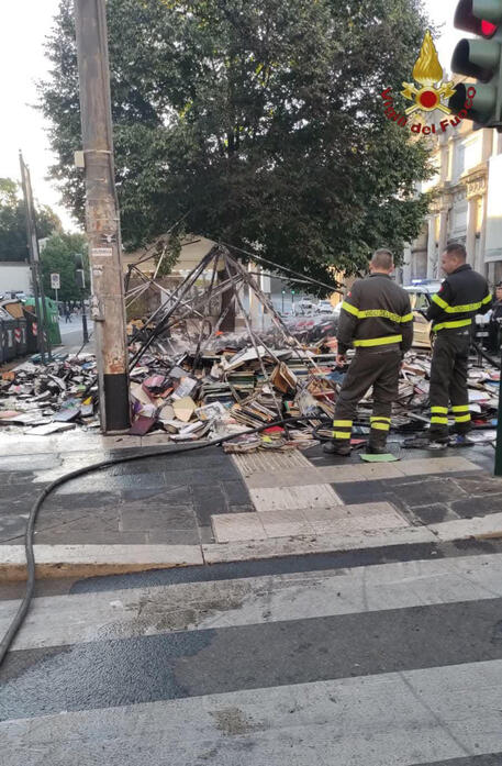 In fiamme bancarella di libri usati a Roma, indaga Polizia © ANSA