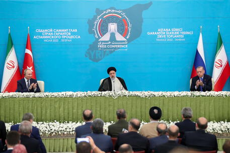 Il presidente iraniano Ebrahim Raisi (c), il presidente russo Vladimir Putin (s) e il presidente turco Recep Tayyip Erdogan nel recente trilaterale sulla Siria a Teheran © ANSA 