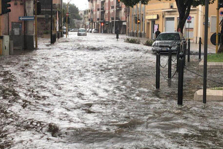 Maltempo: nubifragio su Cagliari, strade come fiumi e disagi © ANSA