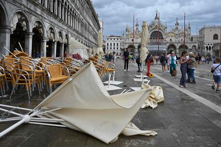 Bufera a Venezia, volano tavoli e ombrelloni a San Marco © AFP