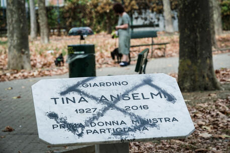 Svastica su lapide Tina Anselmi a Torino © ANSA