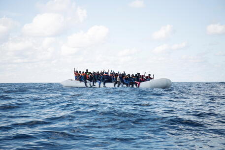 Un gommone con a bordo numerosi migranti © ANSA