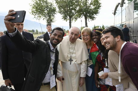 Selfie con il Papa ad Assisi © EPA