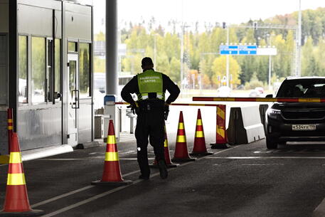 Posto di blocco al confine tra Russia e Finlandia © EPA