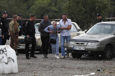 Convoglio umanitario colpito da bombe a Zaporizhzhia. Uccisi 25 civili © EPA