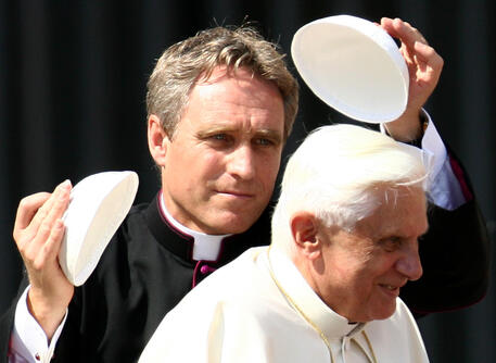 Papa Ratzinger con il segretario Georg Gaenswein © ANSA