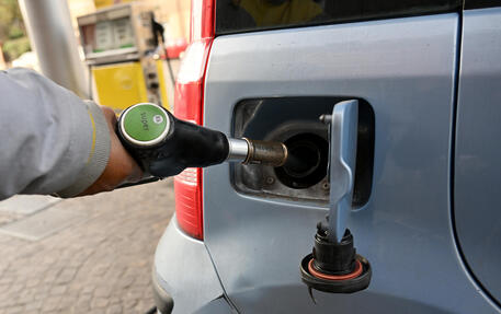 Benzina: prezzi su sito Mimit, un mese per cartelloni © ANSA