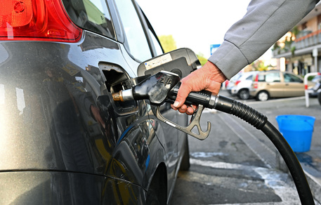 Benzina stabile, in calo il prezzo del diesel © ANSA