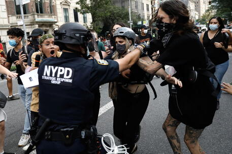Scontri a New York fra manifestanti di Black Lives Matter e polizia © ANSA