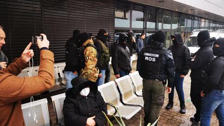 Carabinieri del Ros nei pressi della clinica privata in cui e' stato arrestato Matteo Messina Denaro © ANSA