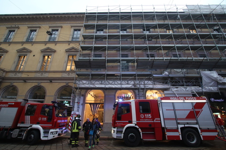 A fuoco Palazzo in centro a Milano Via Manzoni 45 © ANSA