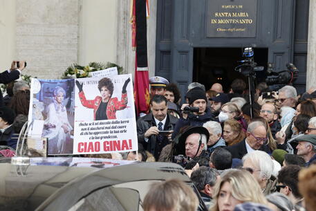 Un momento dei funerali di Gina Lollobrigida nella chiesa degli Artisti, in piazza del Popolo a Roma © ANSA