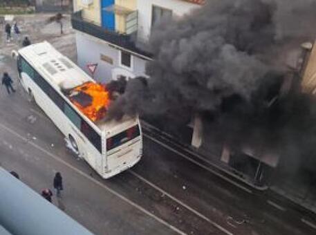 Calcio: Paganese-Casertana; incidenti, a fuoco bus tifosi ospiti © ANSA
