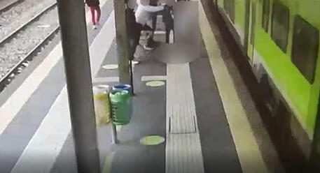 Aggredito e spinto sotto un treno, fotogramma da video © ANSA