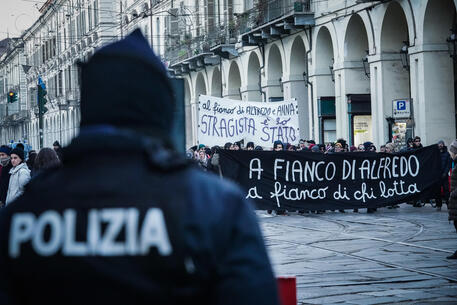 Corteo degli anarchici a Torino per protestare per la detenzione in carcere di Cospito © ANSA