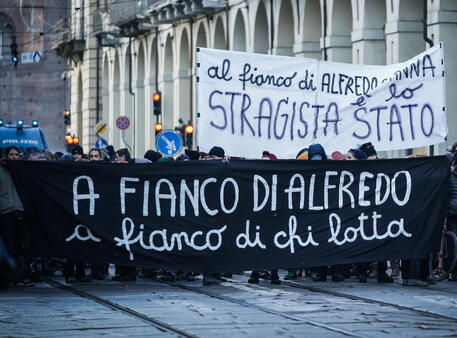 Corteo degli anarchici a Torino per protestare per la detenzione in carcere di Cospito © ANSA