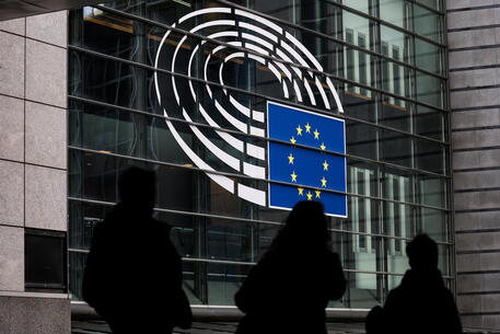 Il logo del Parlamento europeo a Bruxelles © EPA