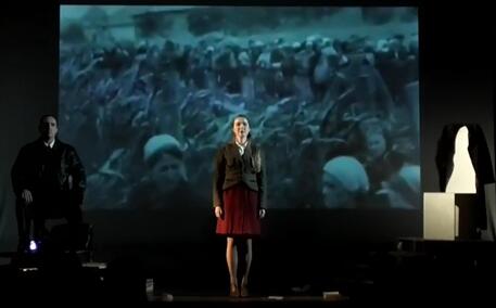 Un frame tratto dal video dello spettacolo 'Herr Doktor' pubblicato su www.laprovinciadicomo.it CREDIT: LA PROVINCIA DI COMO © ANSA