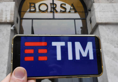 Il logo TIM su uno smartphone © ANSA