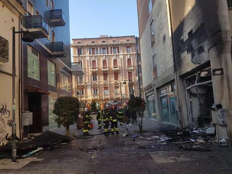 Incendio in centro a Pescara, danneggiata banca © ANSA