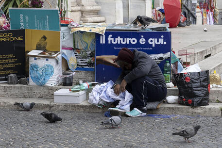 Roma: un senza fissa dimora sulla strada © ANSA