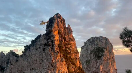 Bloccati su parete faraglione a Capri,salva coppia scalatori © ANSA