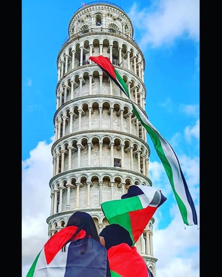 Studenti sulla Torre di Pisa stendono bandiera Palestina (foto: ANSA)