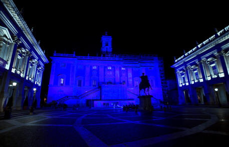 Roma:Campidoglio 'blu' in ricordo vittime civili guerre © ANSA