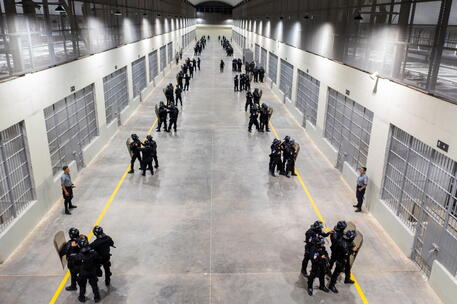 The president of El Salvador inaugurates a prison for about 40,000 gang members © EPA