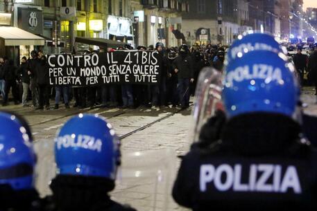 Cospito: scontri tra anarchici e polizia a Milano © ANSA