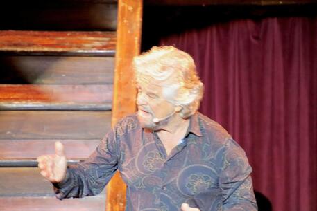 Beppe Grillo al teatro Mancinelli di Orvieto per il suo ritorno a teatro © ANSA