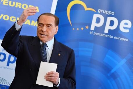 Gelo tra il PPE e Berlusconi: annullate le giornate di studio a Napoli
