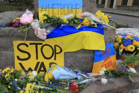 Fiori e scritte contro la guerra a Kiev al monumento al poeta Taras Shevchenko © AFP