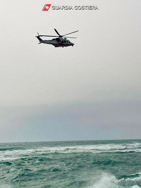 Un elicottero della Guardia Costiera (archivio) © ANSA