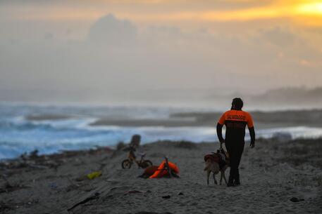 Oggetti rimasti sulla spiaggia dopo il naufragio a Cutro © AFP