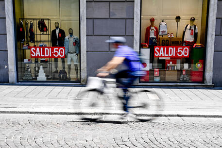 Saldi: Napoli; commercianti,situazione nera con negozi vuoti © ANSA