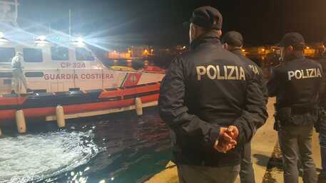 Migranti: soccorso barcone, 8 cadaveri a bordo © Ansa
