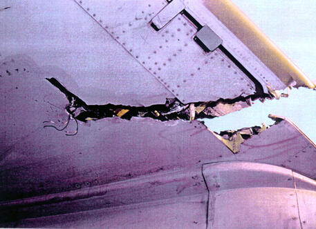 Un particolare dello squarcio subito dall'ala dell'aereo militare Usa ' Prowler' dopo l'urto contro i cavi della Funivia del Cermis, nella foto contenuta nella relazione dell'Aeronautica Militare italiana sull'incidente © ANSA