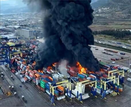 Incendio al porto di Iskenderun colpito dal sisma © ANSA