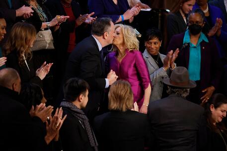 Il bacio sulle labbra fra la First Lady Jill Biden e il marito della vicepresidente Doug Emhoff © Getty Images via AFP