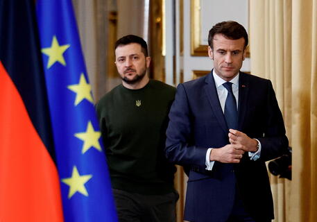 Volodymyr Zelensky e Emmanuel Macron all'Eliseo © EPA