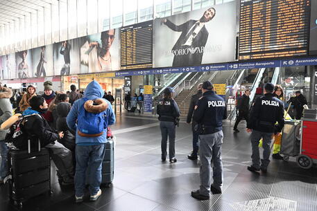 Forze di polizia impiegate nella sicurezza della Stazione Termini di Roma © ANSA